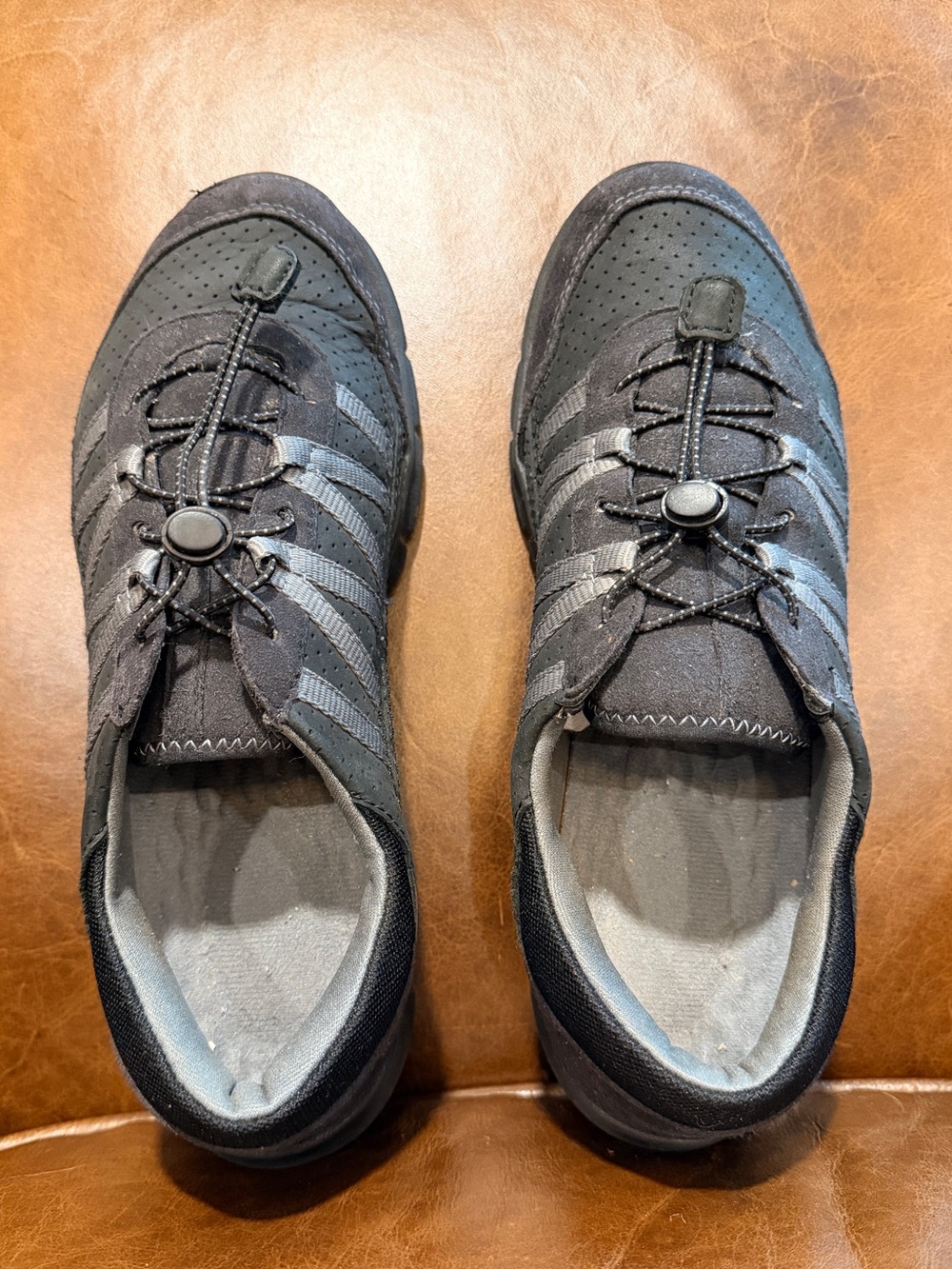Clarks Women's Black Cloud Comfort Walking Shoes, No-Tie, Black US8